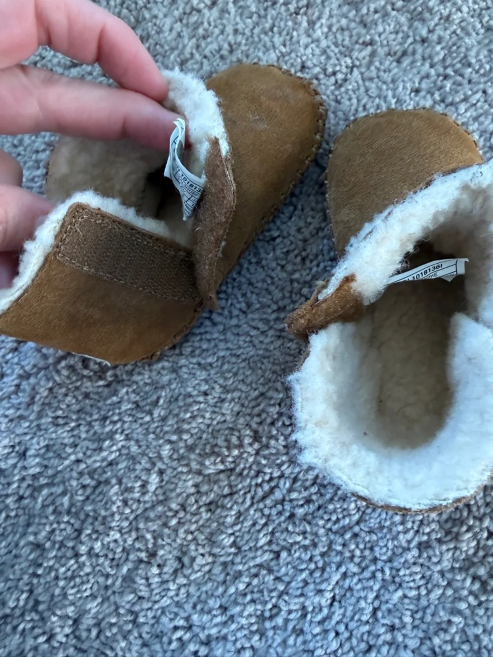 UGG infant baby Chestnut Suede Shearling-Lined Booties with button 4/5